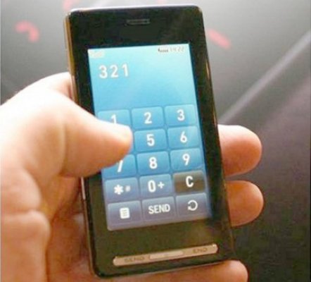 A primit un pumn în ceafă şi i-a fost furat telefonul